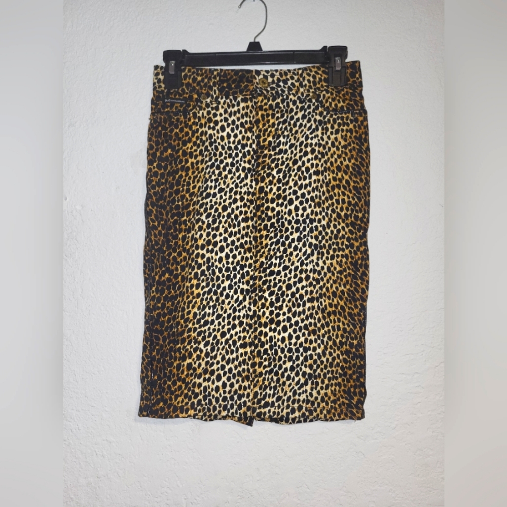 Knee-length straight skirt